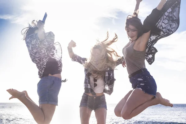 Grupo Três Bela Agradável Jovem Mulher Pulando Para Diversão Felicidade — Fotografia de Stock