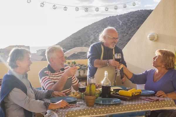 Amigos Mayores Felices Divirtiéndose Bebiendo Vino Cena Barbacoa Patio Terraza —  Fotos de Stock