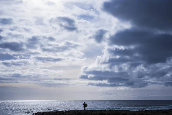 Ensom Surfer Silhuett Står Venter Bølger Havet Blå Toner Med – stockfoto