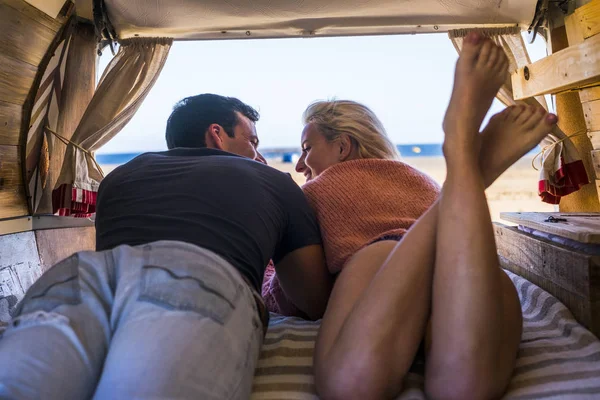 okyanus manzaralı bir minibüsün içinde bırakmasını güzel güzel genç çift. plaja yakın alternatif seyahat edenler için birlikte dostu ve ilişki kavramı