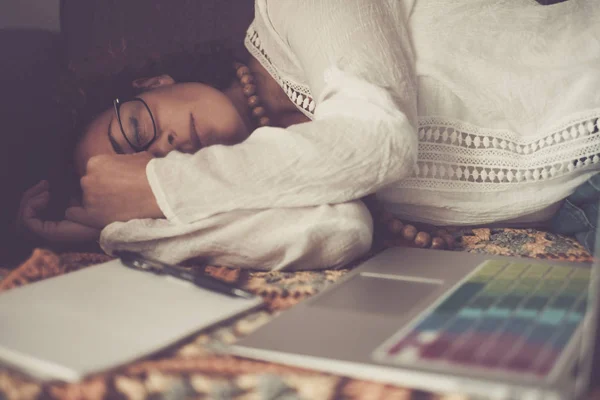 Yalnız Güzel Beyaz Kadın Uykudan Sonra Dizüstü Bilgisayar Ile Güçlü — Stok fotoğraf