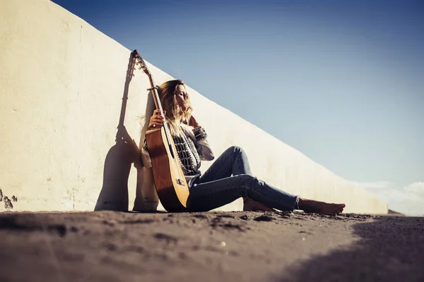 Young Beautiful Blonde Woman Sit Road Hippy Vagabond Traveler Style — Stock Photo, Image