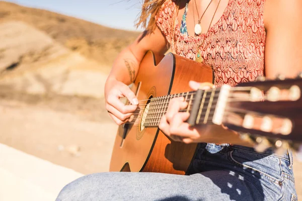 Young Blonde Girl Hippy Style Playing Guitar Outdoor Modern Independent — Stock Photo, Image