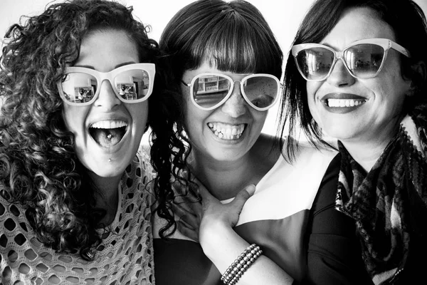 Amizade Para Grupo Mulheres Pessoas Gostam Riem Sorriem Junto Com — Fotografia de Stock