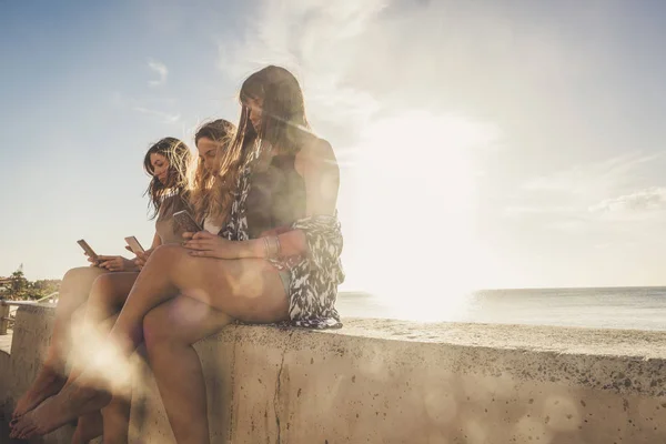 Gruppo Donne Giovani Belle Amiche Utilizzano Uno Smartphone Composizione Con — Foto Stock