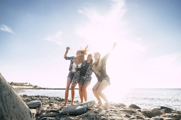 Förhållandet Mellan Tre Unga Skönhet Kvinna Dans Stranden Semester Solnedgång — Stockfoto