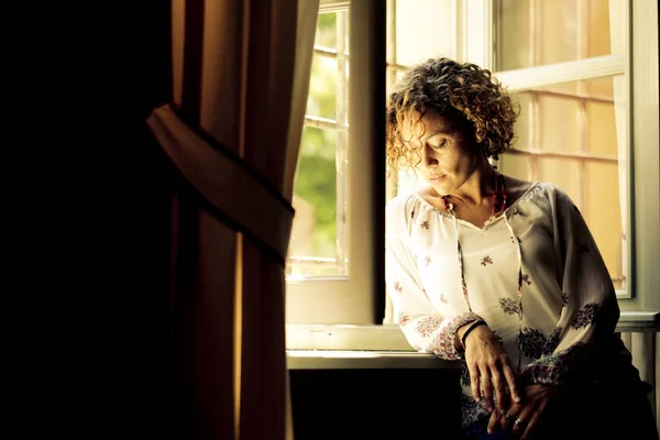 Bir Romantik Sahne Bayan Güneş Işığı Ile Bir Pencerenin Önünde — Stok fotoğraf