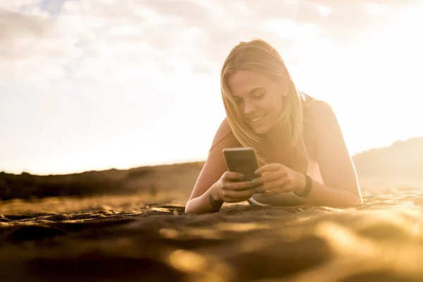 Blonde Junge Frau Urlaub Strand Checkt Das Handy Sich Mit — Stockfoto