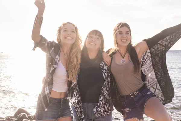 Relação Entre Três Jovens Mulheres Beleza Dançando Praia Durante Férias — Fotografia de Stock