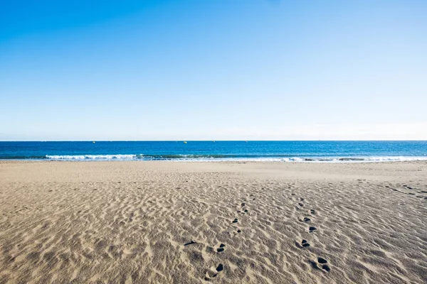 誰も永遠の春のテネリフェ島 Canry 島のビーチで 足と砂の上に海の波のパス — ストック写真