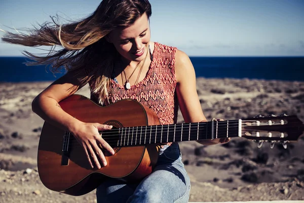 アコースティック ギターとバック グラウンドで海屋外レジャー活動で美しい白人女性 テネリフェ島の自由反逆夏コンセプト — ストック写真