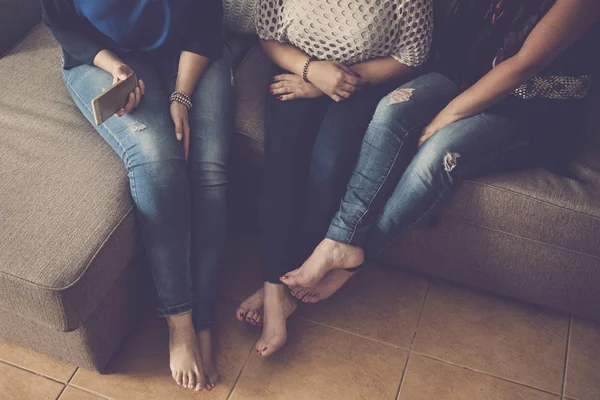 Concepto Amistad Para Tres Mujeres Caucásicas Casa Sentadas Sofá Hablando —  Fotos de Stock