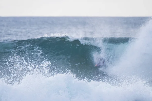 ウェット パイプでボディー ボードをやって男のフェルテベントゥラ島の大きな波 自然と水のスポーツの力 — ストック写真