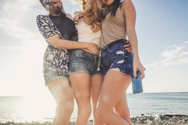 Gruppo Donne Giovani Belle Amiche Utilizzano Uno Smartphone Composizione Con — Foto Stock