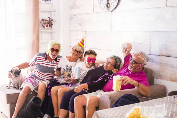 친구와 집에서 파티를 재미와 개념에 이미지 할아버지 대에서 — 스톡 사진