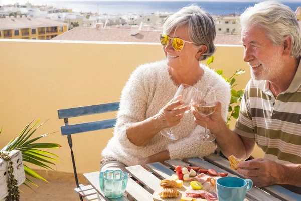Couple White Haired Adults Spend Time Outdoors Toasting Glasses White — Stock Photo, Image