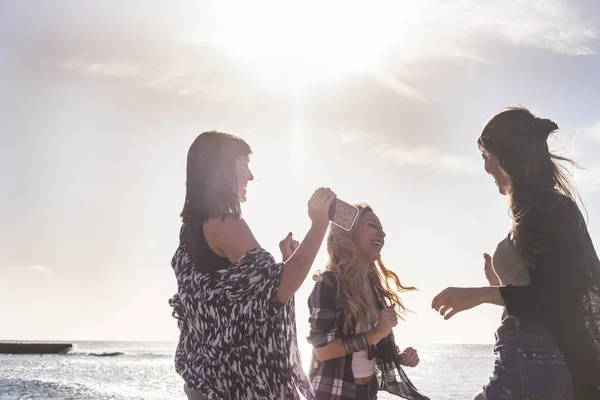 Förhållandet Mellan Tre Unga Skönhet Kvinna Dans Stranden Semester Solnedgång — Stockfoto