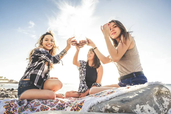 Grupo Jovens Amigas Bebendo Juntos Suco Frutas Uma Praia Rock — Fotografia de Stock