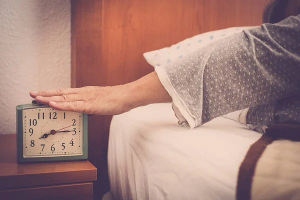 Mano Vieja Señora Anciana Adulta Detener Alarma Mañana Para Dormir — Foto de Stock
