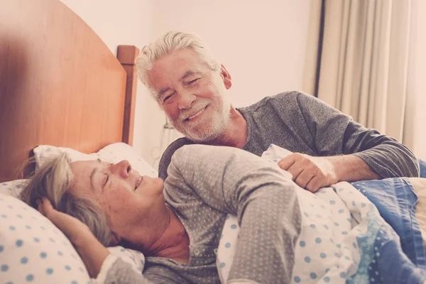 Par Hombres Mujeres Mayores Despertando Sonriendo Con Abrazo Mientras Están —  Fotos de Stock