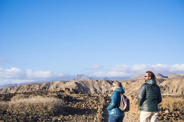 Madre Mayor Hijo Años Pasan Tiempo Juntos Caminando Por Camino — Foto de Stock