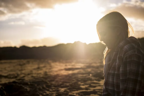 Sahilde Günbatımında Güneş Alma Rahat Sarışın Genç Kadın Yalnız Düşünce — Stok fotoğraf