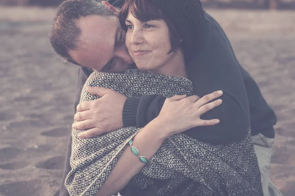 Niedlichen Mann Und Frau Mittleren Alters Spaß Der Liebe Strand — Stockfoto