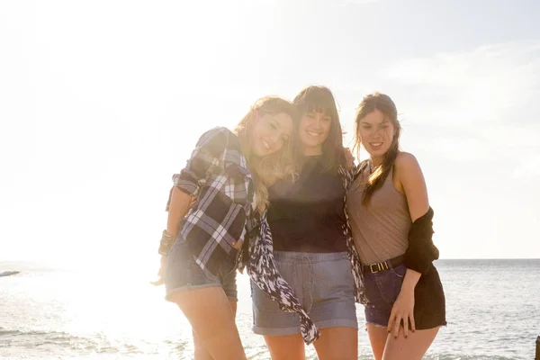 Grupo Anos Idade Meninas Abraçar Rir Juntos Friendswhip Trabalho Equipe — Fotografia de Stock