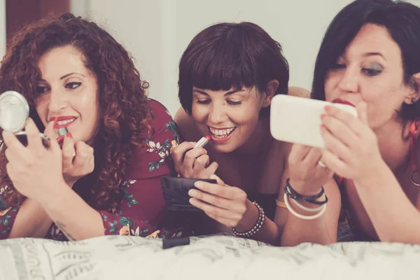 Tres Amigas Permanecen Juntas Tumbadas Cama Haciendo Maquillaje Antes Salir —  Fotos de Stock