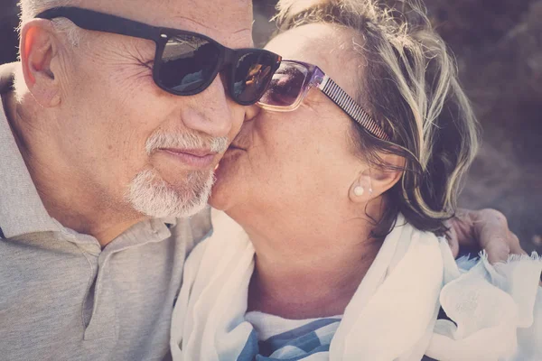 Schöne Liebesmomente Für Zwei Ältere Frauen Und Männer Die Sich — Stockfoto
