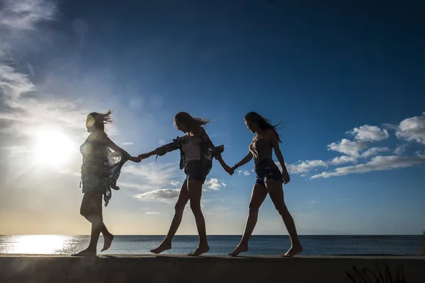 Três Jovens Amigas Caminham Juntas Numa Parede Perto Praia Tenerife — Fotografia de Stock