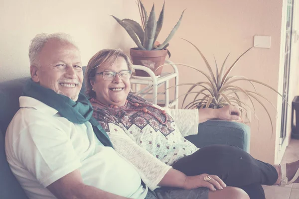 Ein Älteres Großvaterpaar Sitzt Auf Dem Sofa Auf Der Terrasse — Stockfoto