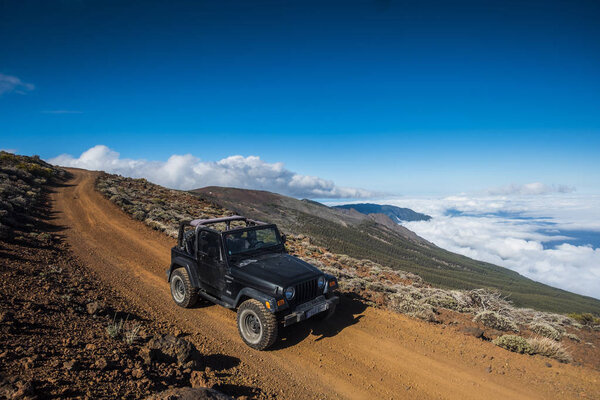  внедорожная машина на дороге, поездка в отпуск. фон посреди пустыни в национальном парке Тенерифе-эль-Фалде
