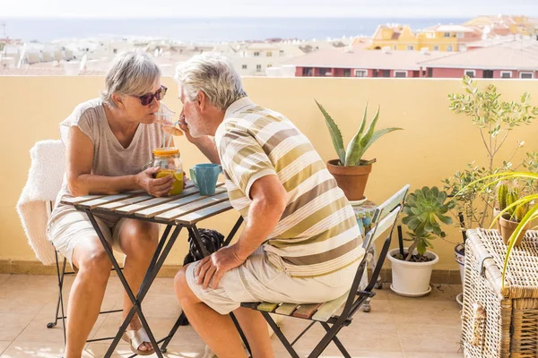 Pareja Ancianos Beber Zumo Frutas Terraza Azotea Con Hermosa Vista —  Fotos de Stock