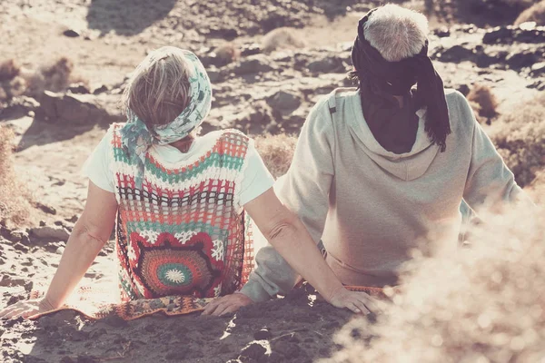 Man Vrouw Hogere Leeftijd Grootvaders Blijven Rotsen Gevoel Van Natuur — Stockfoto