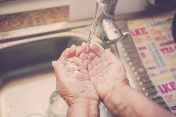 Händewaschen Der Küche Mit Klarem Wasser Für Alte Frau Jahre — Stockfoto