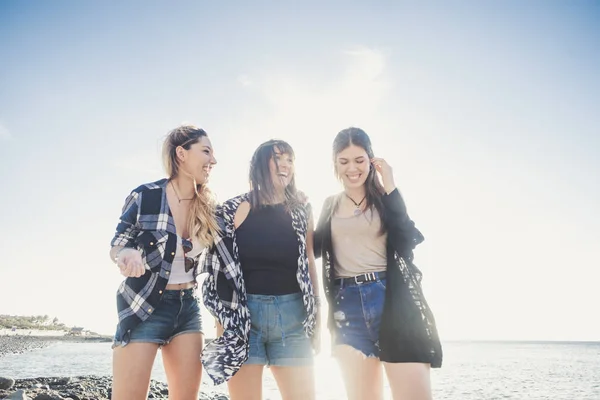Grupa Trzy Młode Kobiety Cieszyć Się Latem Plaży Rock Tenerife — Zdjęcie stockowe