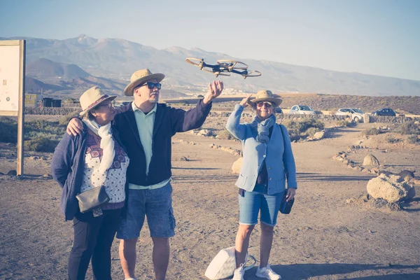 Ocio Para Seniors Hombre Mujeres Que Buscan Tocan Dron Volador —  Fotos de Stock