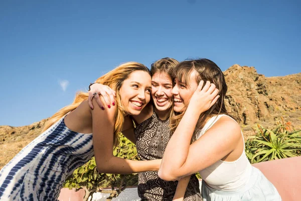 Gruppo Anni Ragazze Abbracciano Ridono Insieme Lavoro Squadra Amicizia Giorno — Foto Stock