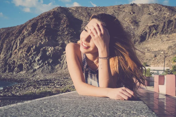 Long Hair Spanish Young Woman Erlaxing Lay Wall Beach Sunlight — Stock Photo, Image