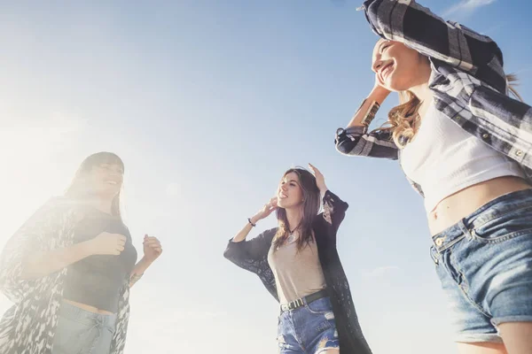 Relação Entre Três Jovens Mulheres Beleza Dançando Praia Durante Férias — Fotografia de Stock