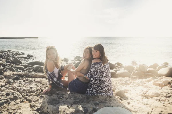 Grupo Bela Mulher Jovem Falando Sorrindo Voz Alta Uma Praia — Fotografia de Stock