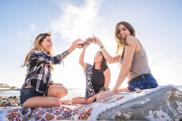 Groupe Jeunes Amies Buvant Ensemble Jus Fruits Sur Une Plage — Photo