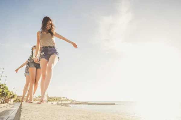 Tre Giovani Amiche Camminano Insieme Muro Vicino Alla Spiaggia Tenerife — Foto Stock