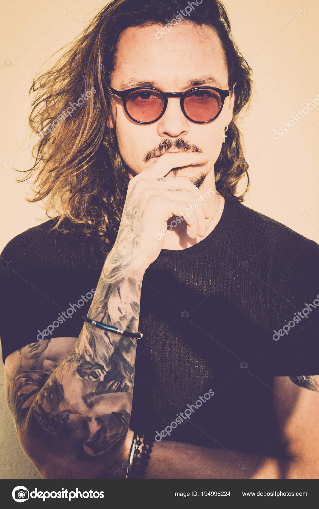 Hombre Hermoso Con Pelo Largo Negro Mira Pensando Ello Concepto