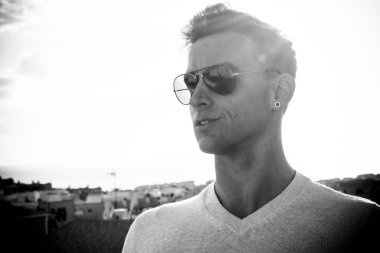 güzel genç adamla siyah beyaz portre açık evler içinde belgili tanımlık geçmiş. siyah ve beyaz güzel sanat resim