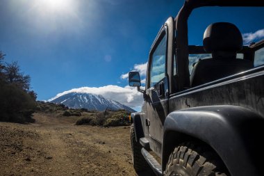 sie bir off road görüntülemek açık araç seyahat etmek tatil için mükemmel. tenerife el teide Milli Parkı içinde çölün ortasında backgroundin