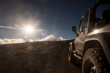 sie bir off road görüntülemek açık araç seyahat etmek tatil için mükemmel. tenerife el teide Milli Parkı içinde çölün ortasında backgroundin