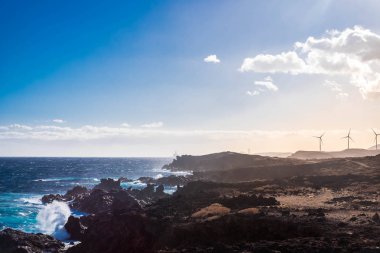 Büyük dalgalar ve bir rüzgar çiftliği için doğanın gücünü ile kıyı şeridi okyanus. Güzel gökyüzü günbatımı Zamanı
