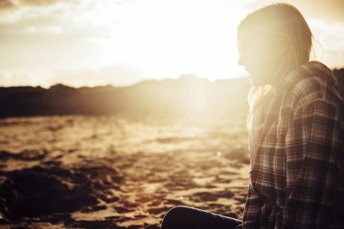 güzel sarışın kız travler harika gün batımı ışık otur Plajı Tenerife, Kanarya Adaları'nda. ufuk kum ve güzel güneş ışığı ile özgürlük ve alternatif tatil kavramı